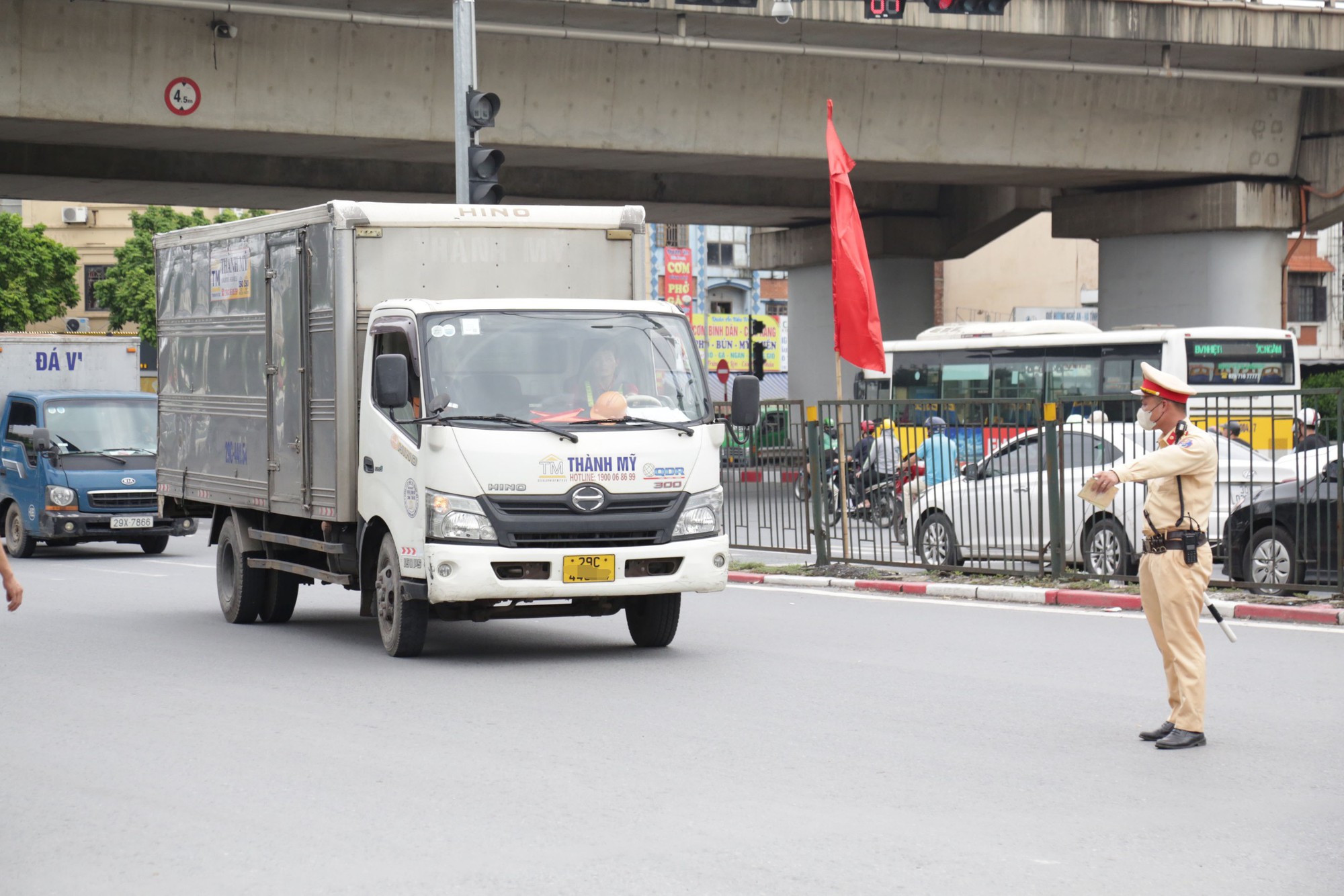 CSGT tăng cường kiểm tra các phương tiện vận tải