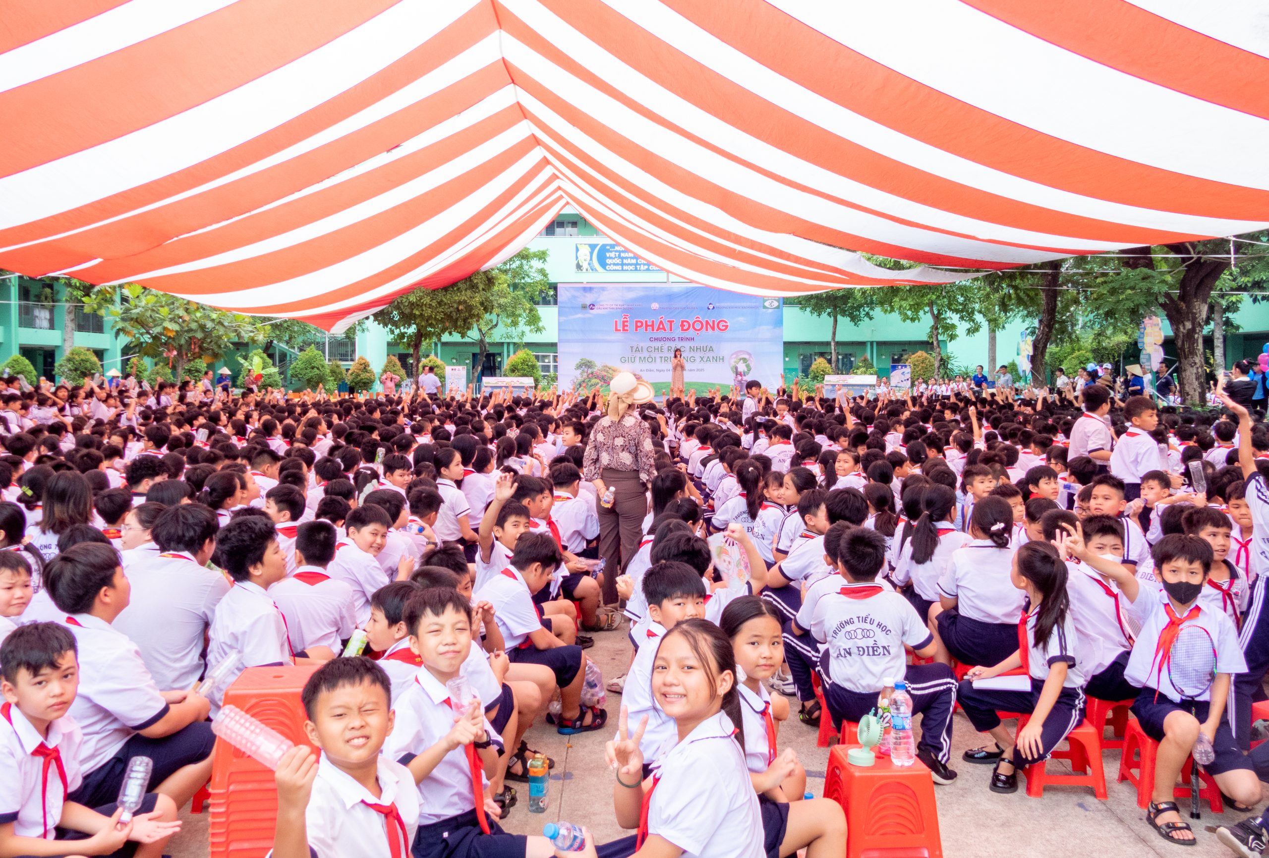 Gần 2.000 học sinh từ khối 1 đến khối 5 trường Tiểu học An Điền tham dự buổi lễ