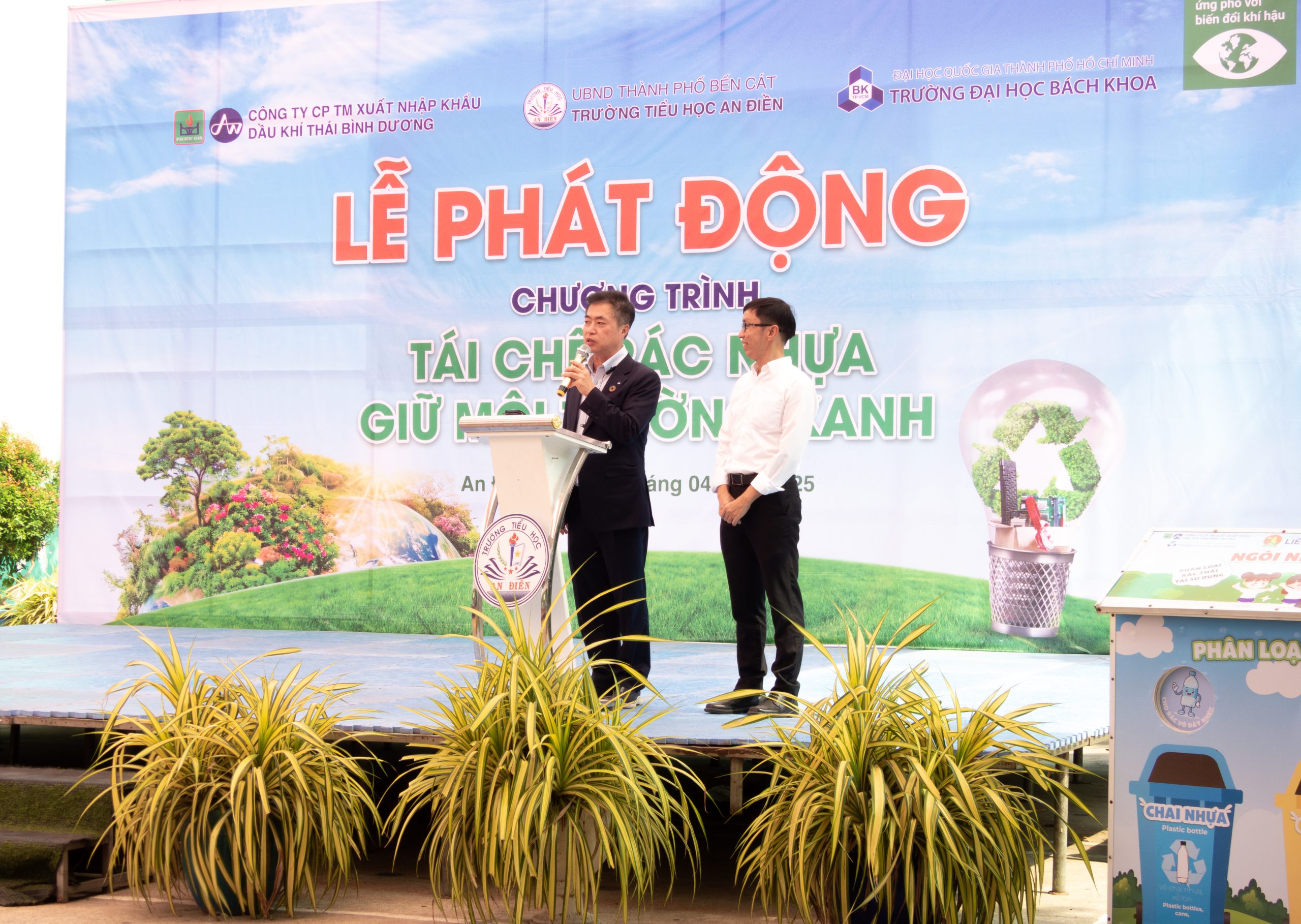 Ông Nakano Toshihiko (trái) phát biểu khai mạc