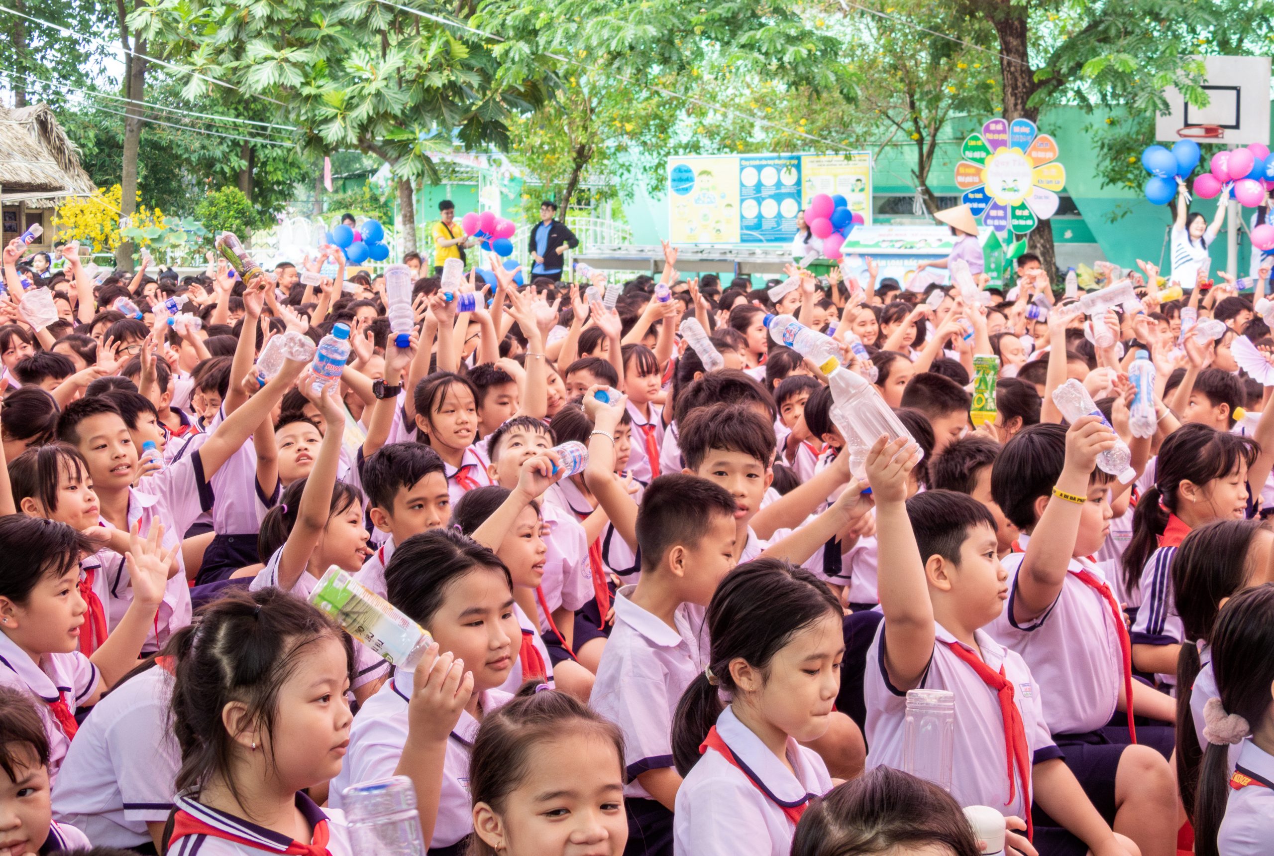 Các em học sinh háo hức hưởng ứng chương trình