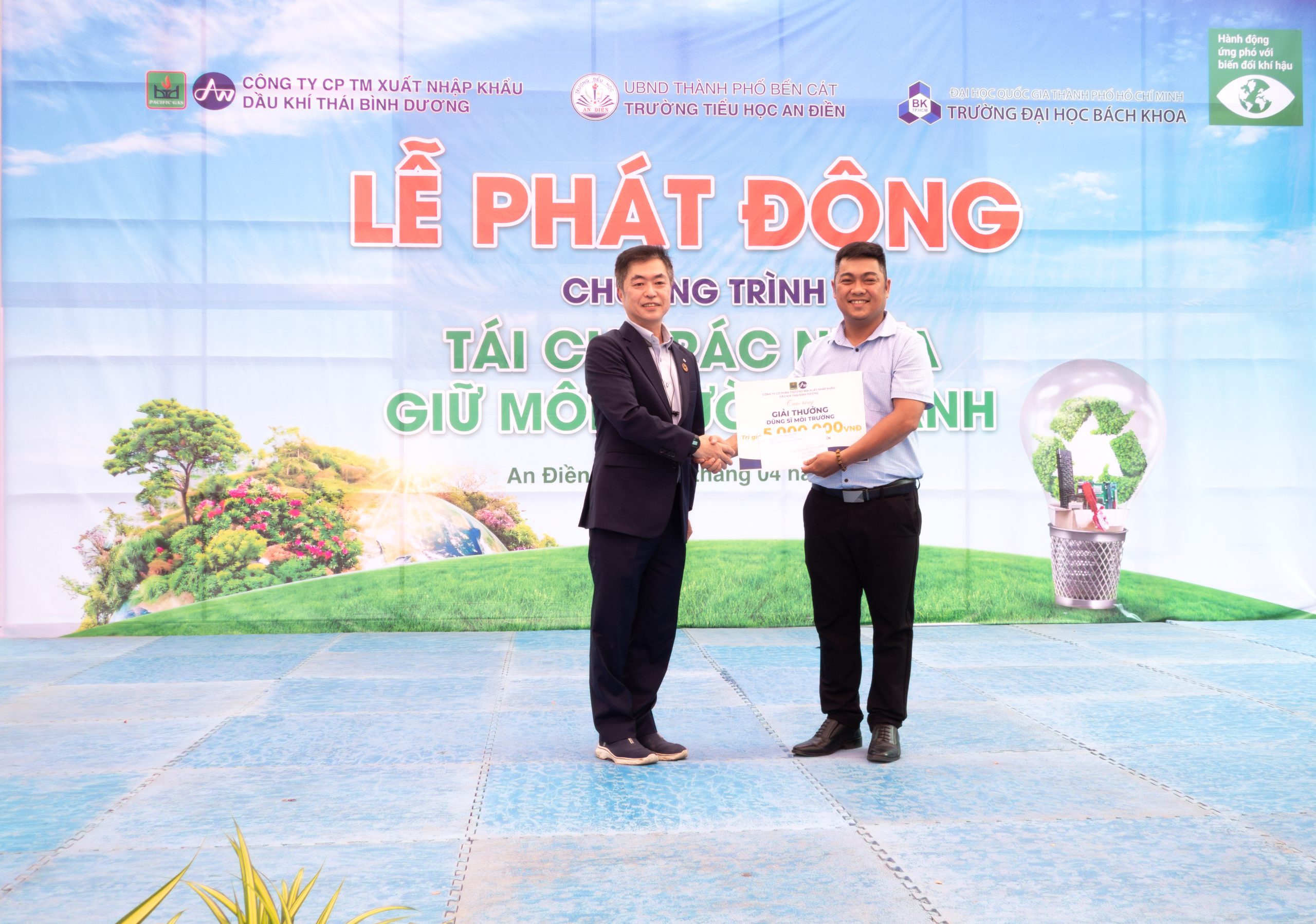 Ông Nakano trao quỹ cho trường Tiểu học An Điền