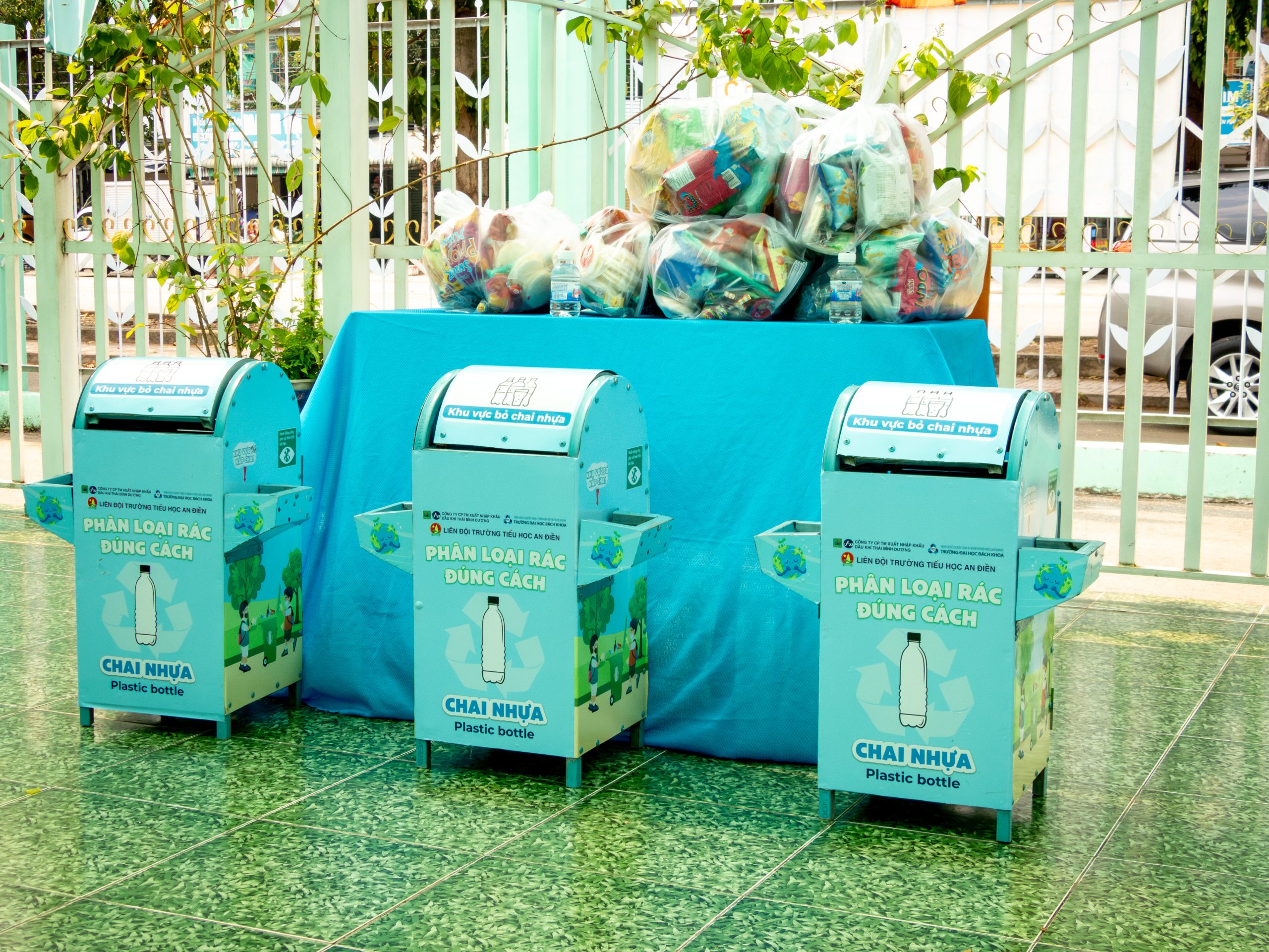 Các thùng rác phân loại rác thải nhựa theo mô hình Nhật Bản đã được Pacific Petro trao tặng cho trường Tiểu học An Điền tại buổi lễ