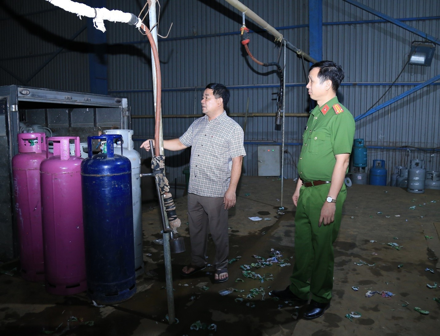 Thượng tá Nguyễn Văn Võ, Trưởng phòng Cảnh sát quản lý hành chính về trật tự xã hội trực tiếp đến hiện trường chỉ đạo
