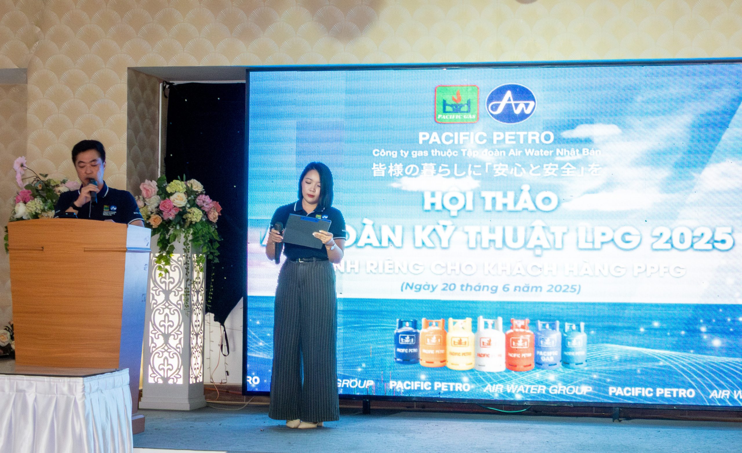 (Bìa trái) Ông Nakano Toshihiko - Tổng Giám đốc công ty phát biểu khai mạc tại hội thảo