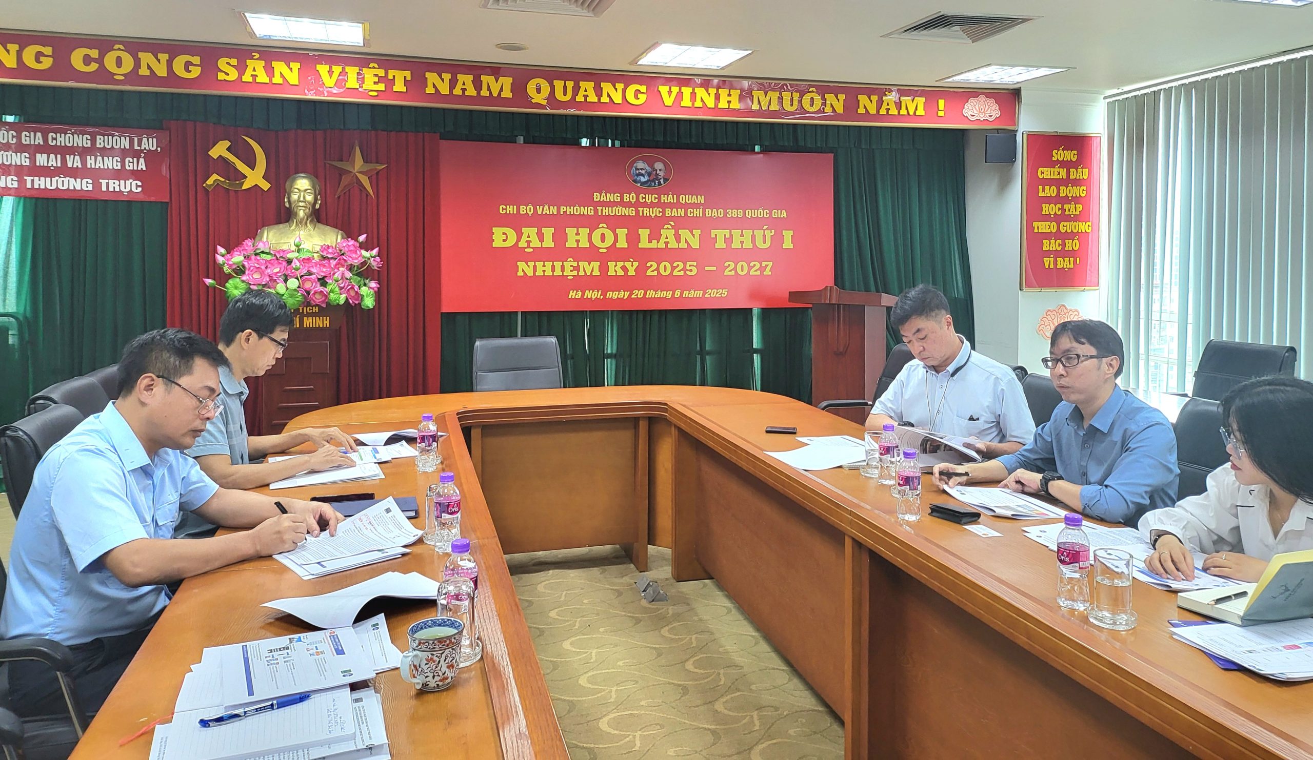 Quang cảnh buổi làm việc. Ảnh; T.Hằng