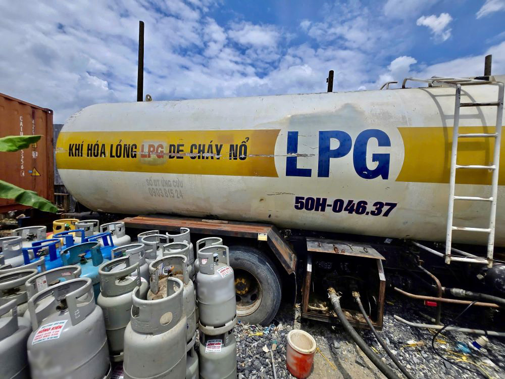 Những bình gas giả được sang chiết từ xe bồn - Ảnh: Công an cung cấp