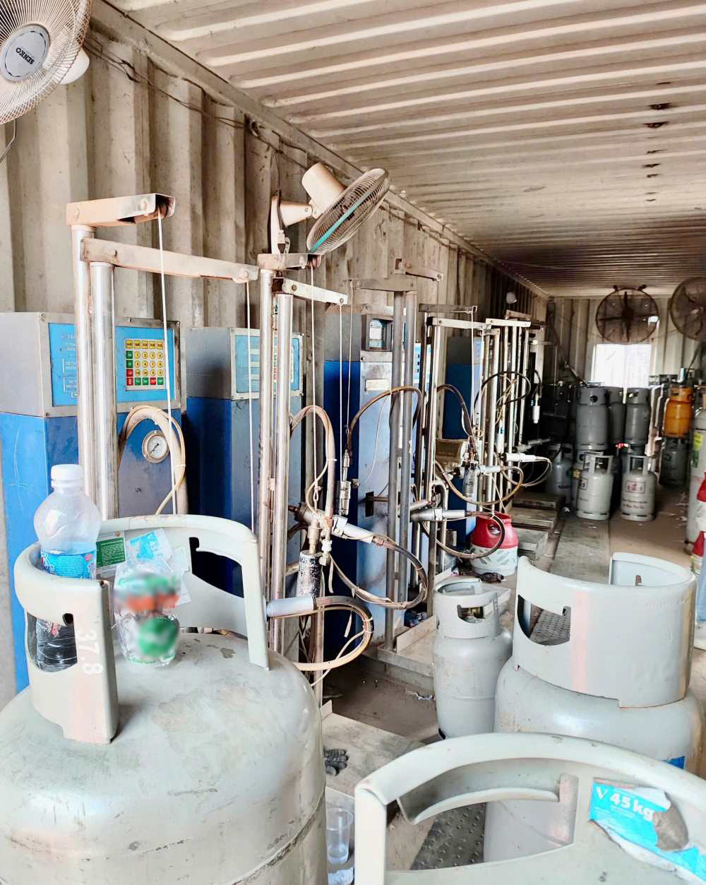 Hàng trăm bình gas thành phẩm, vỏ bình, tem chống giả phục vụ sản xuất gas giả - Ảnh: Công an cung cấp
