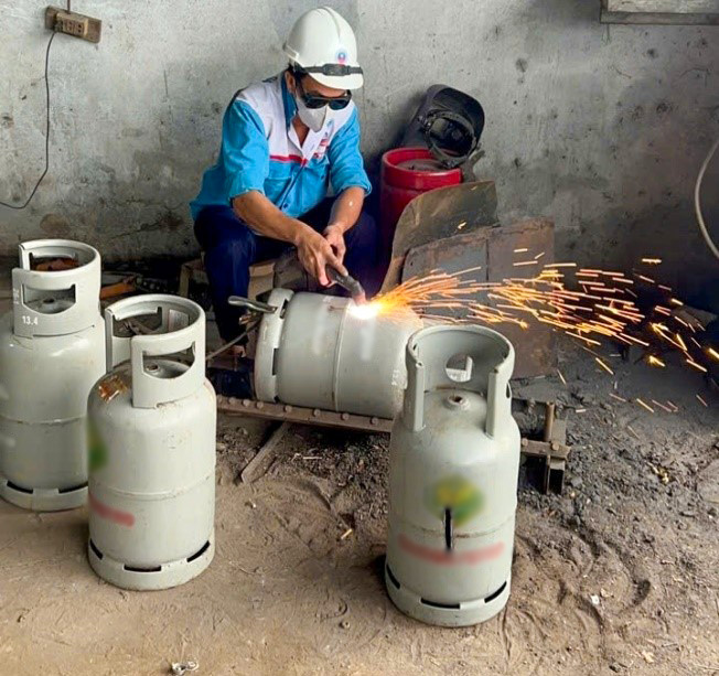 Nhân viên kỹ thuật sử dụng thiết bị chuyên dụng xả toàn bộ lượng khí trong chai LPG, đốt chai LPG thành phế liệu