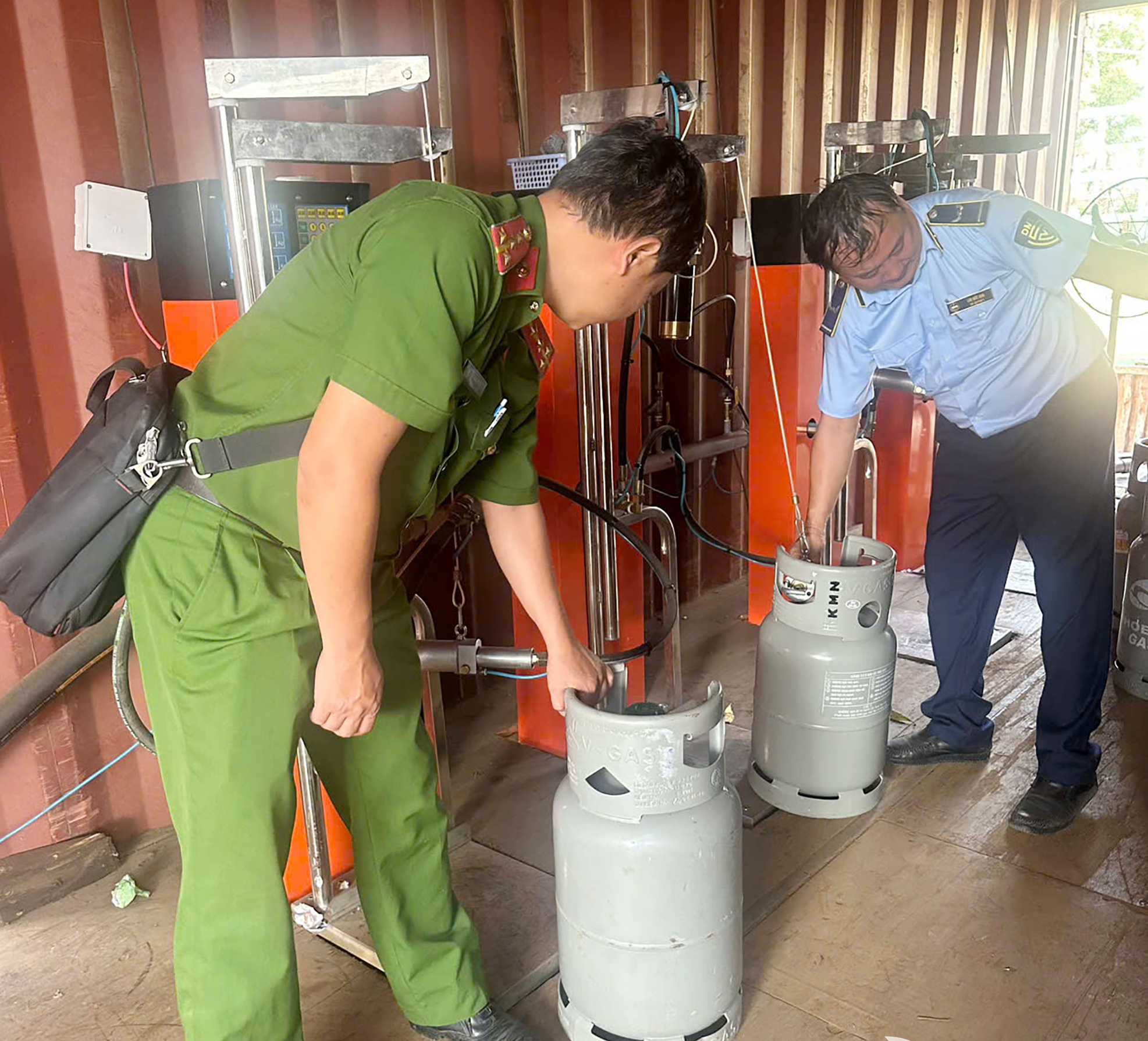 Lực lượng chức năng kiểm tra tại hiện trường